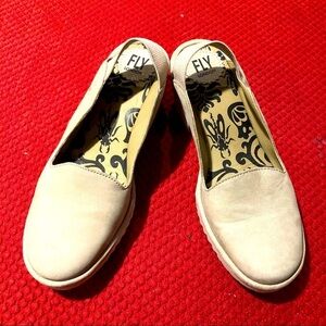 FLY LONDON Sz 39 Whit Pull On Leather Upper Made in Portugal  Sandals